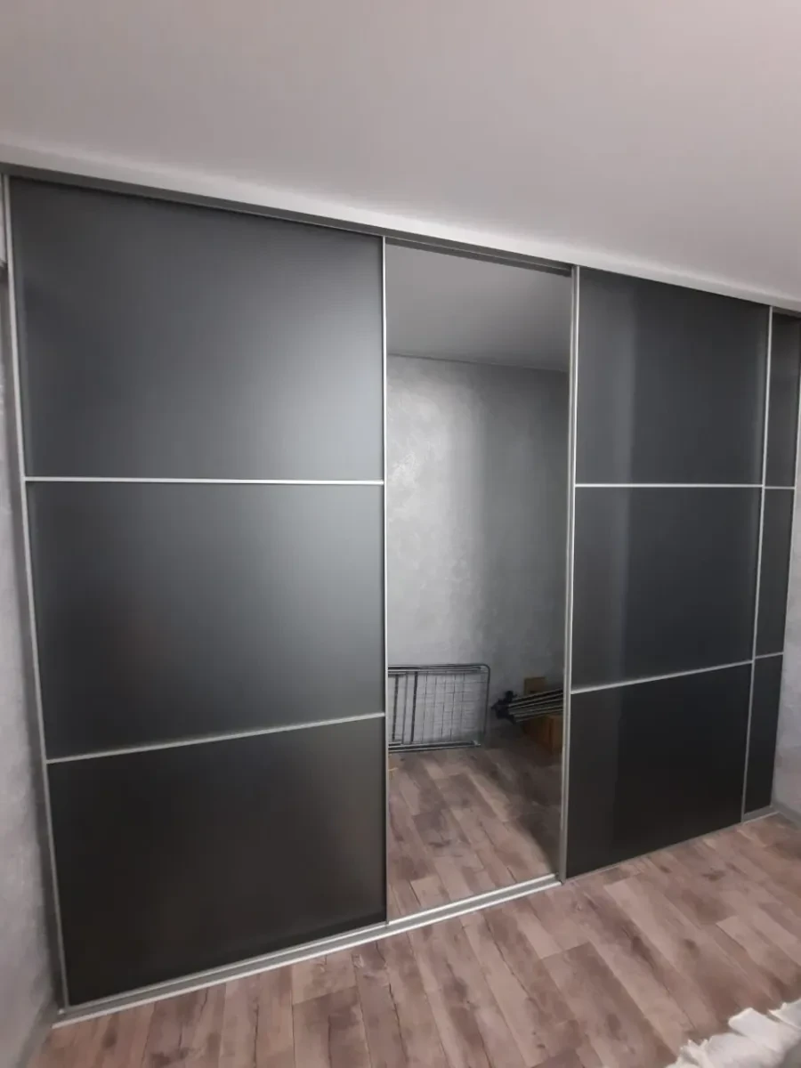 Чёрное стеклянное полотно для шкафов-купе