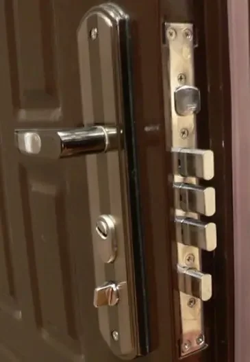 Врезка замка в металлическую дверь