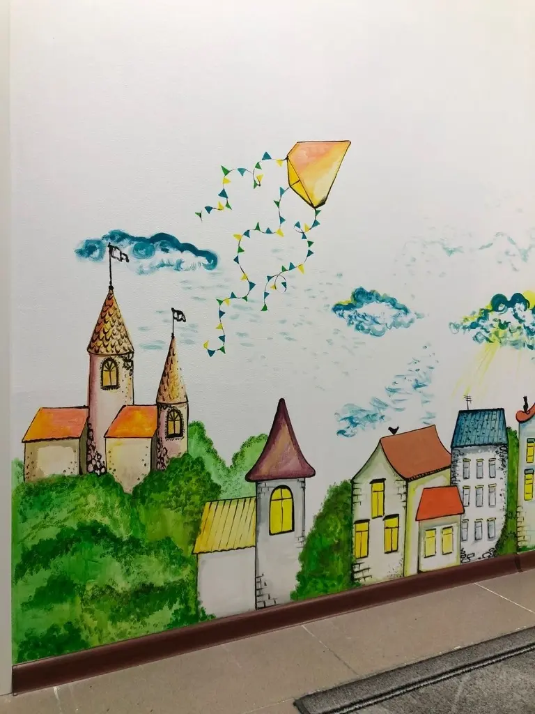 Рисунки на стенах в детском саду (55 фото)