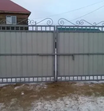 Распашные ворота для загородного дома или дачи