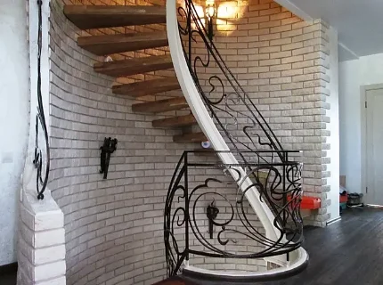 Изготовление межэтажной лестницы с ковкой