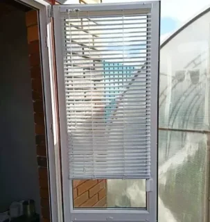 Изготовление и установка горизонтальных алюминиевых жалюзи на двери