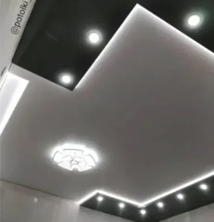 Натяжной двухуровневый потолок со встроенными потолочными светильниками.
