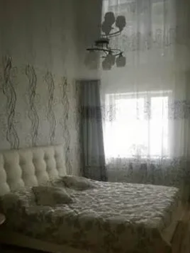 Одноуровневый натяжной потолок белого цвета для спальни.