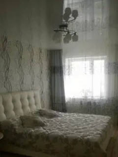 Одноуровневый натяжной потолок белого цвета для спальни.