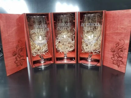Винные бокалы с гравировкой в подарочных коробках