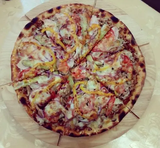 Пицца "Мясная" с ветчиной, лепешка, сыр, перец, соус, маслины, помидор