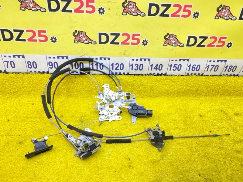 Фото для Замок двери TOYOTA HIACE/REGIUS ACE (б/у)