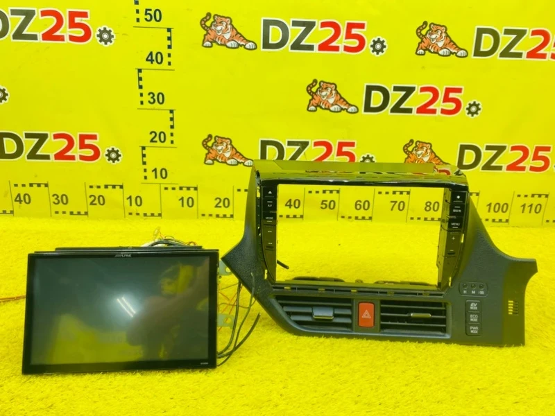 Фото для Магнитофон TOYOTA VOXY ZWR80G 2ZRFXE 2014/Цвет 070 перед. (б/у)