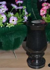 Фигурная мемориальная ваза из мраморной крошки